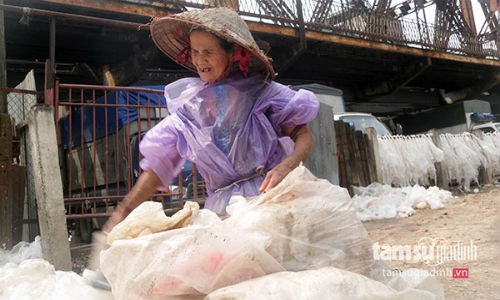 Người đàn bà bất hạnh bị... 'thờ sống' suốt 32 năm 